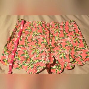 Crown & Ivy sz 10 Shelby scalloped edged shorts